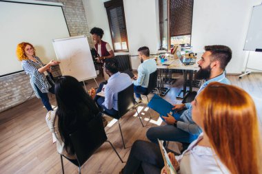 Seminerde bir çok iş toplantısı için dinleyiciyle konuşan konuşmacılar 