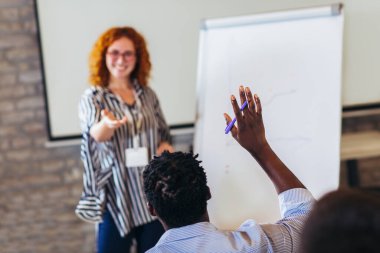 Seminerde bir çok iş görüşmesi için dinleyiciyle konuşan konuşmacı 