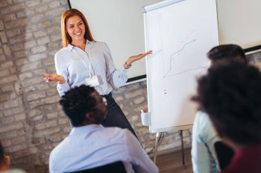 Seminerde bir çok iş görüşmesi için dinleyiciyle konuşan konuşmacı 