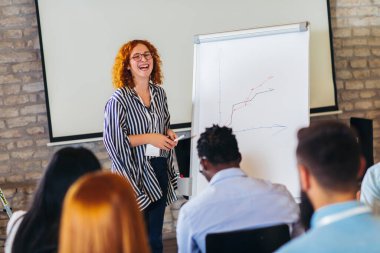 Seminerde bir çok iş görüşmesi için dinleyiciyle konuşan konuşmacı 