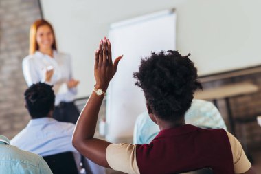 Seminerde bir çok iş görüşmesi için dinleyiciyle konuşan konuşmacı 