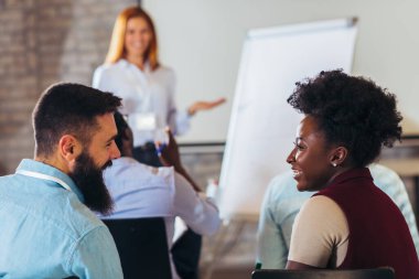Seminerde bir çok iş görüşmesi için dinleyiciyle konuşan konuşmacı 