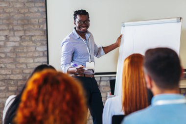 Seminerde bir çok iş görüşmesi için dinleyiciyle konuşan konuşmacı 
