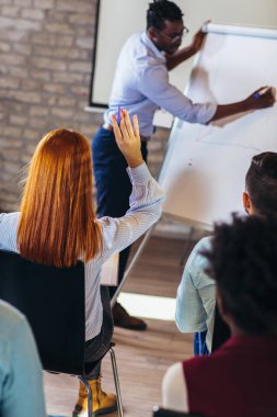 Seminerde bir çok iş görüşmesi için dinleyiciyle konuşan konuşmacı 