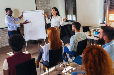Seminerde bir çok iş toplantısı için dinleyiciyle konuşan konuşmacılar 
