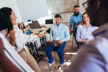 Seminerde bir çok iş toplantısı için dinleyiciyle konuşan konuşmacılar 