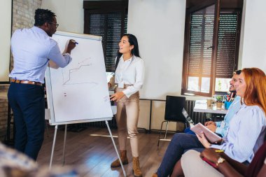 Seminerde bir çok iş toplantısı için dinleyiciyle konuşan konuşmacılar 