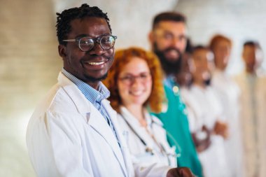 Hastane, Meslek, insanlar ve tıp kavramı - mutlu doktor hastanede grup
