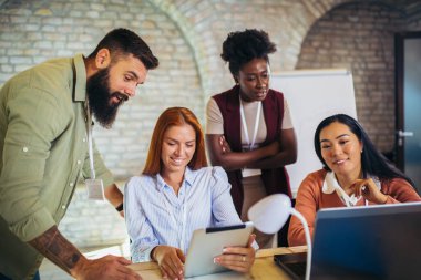 İş projesi ekibi ofisteki toplantı odasında birlikte çalışıyor..