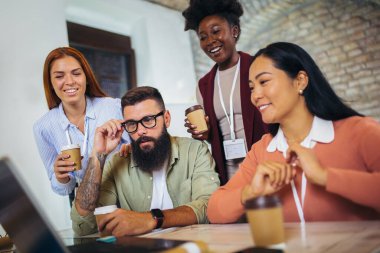 İş projesi ekibi ofisteki toplantı odasında birlikte çalışıyor..