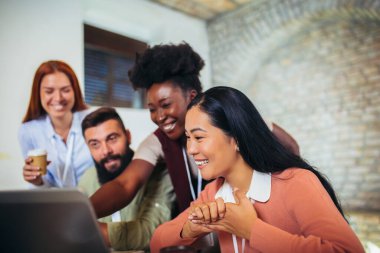 İş projesi ekibi ofisteki toplantı odasında birlikte çalışıyor..