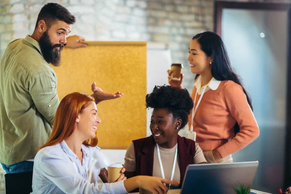 Geschäftsprojektteam Arbeitet Besprechungsraum Büro Zusammen — Stockfoto