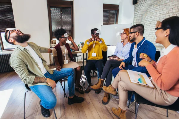 Trabajo Equipo Felices Colegas Jugando Que Soy Juego Teniendo Gran — Foto de Stock