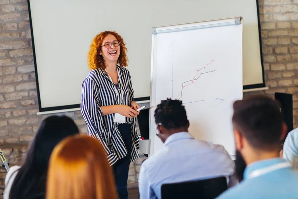 Seminerde bir çok iş görüşmesi için dinleyiciyle konuşan konuşmacı 