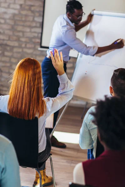 Seminerde bir çok iş görüşmesi için dinleyiciyle konuşan konuşmacı 