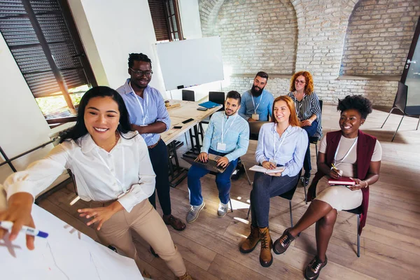 Sprekers Praten Seminar Met Veel Publiek Voor Zakelijke Bijeenkomst — Stockfoto