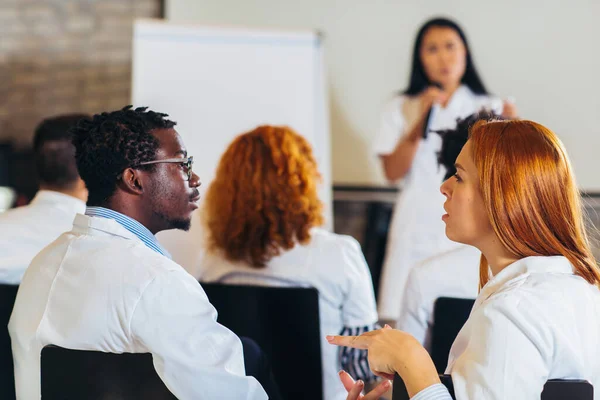 Médico Dirigiendo Seminario Para Grupo Trabajadores Salud Empresarios Centro Convenciones —  Fotos de Stock