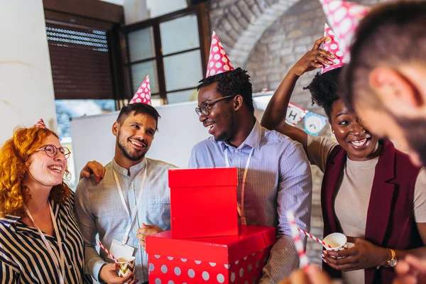 Empresarios Celebrando Cumpleaños Sus Colegas Oficina —  Fotos de Stock