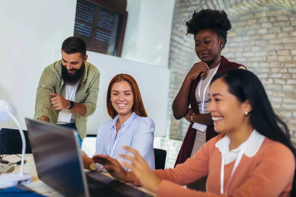 Equipo Proyecto Empresarial Trabajando Juntos Sala Reuniones Oficina — Foto de Stock