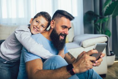 baba ve oğul dijital tablet kullanıyorlar.