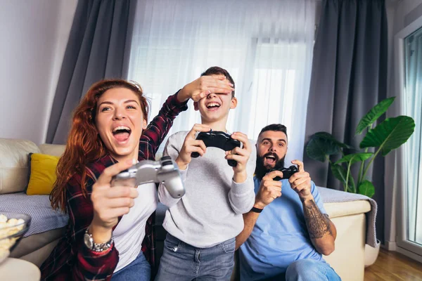 Familia Feliz Jugando Videojuegos Casa Divirtiéndose Juntos —  Fotos de Stock