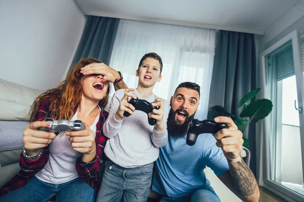 Mutlu bir aile evde oyun oynuyor ve birlikte eğleniyor..