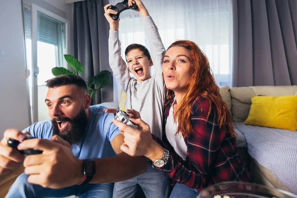 Familia Feliz Jugando Videojuegos Casa Divirtiéndose Juntos — Foto de Stock