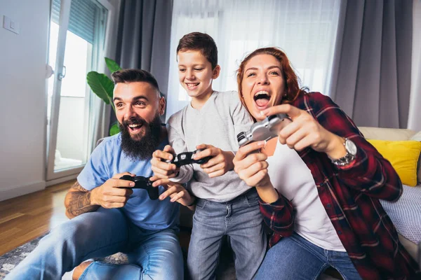 Familia Feliz Jugando Videojuegos Casa Divirtiéndose Juntos —  Fotos de Stock