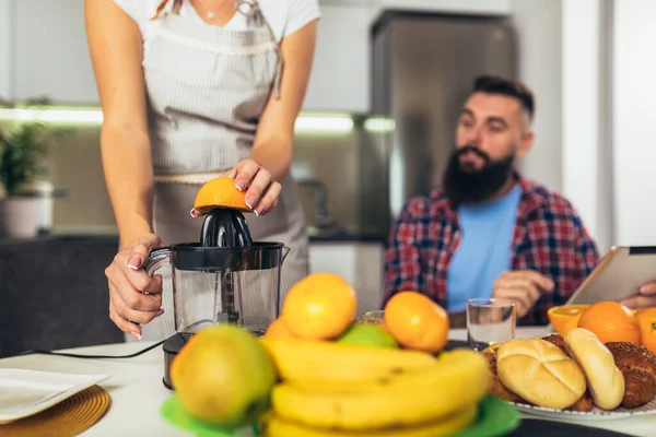 Веселая Пара Кухне Сделать Завтрак Используя Планшет — стоковое фото