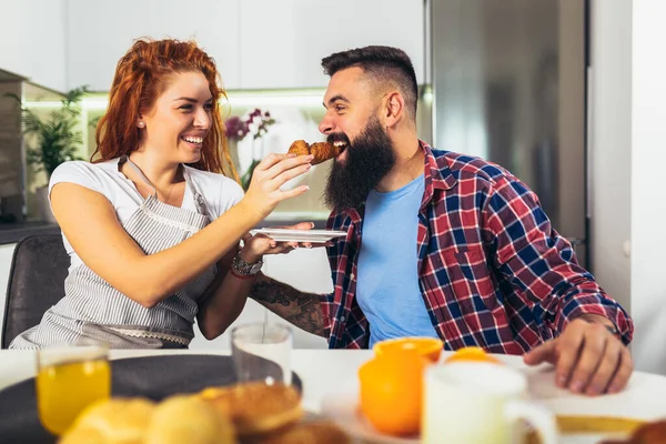 幸せなカップル一緒にキッチンで朝食を持っている — ストック写真