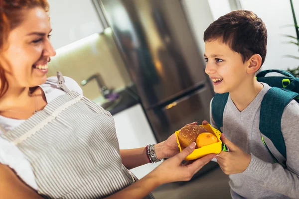 Sorridente Madre Preparare Figli Pranzo Scolastico Cucina — Foto Stock