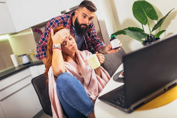 Pasangan Muda Sakit Yang Melakukan Telesultasi Medis Menggunakan Laptop Rumah — Stok Foto