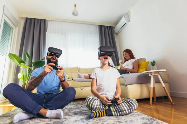 Feliz Padre Hijo Auriculares Realidad Virtual Jugando Con Joysticks Casa — Foto de Stock