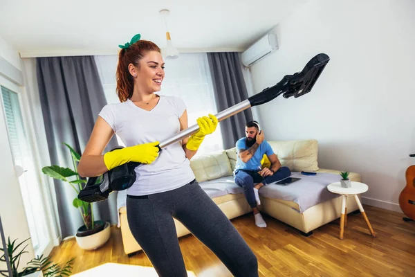 Sorrindo Animado Jovem Dona Casa Seu Marido Divertindo Com Aspirador — Fotografia de Stock