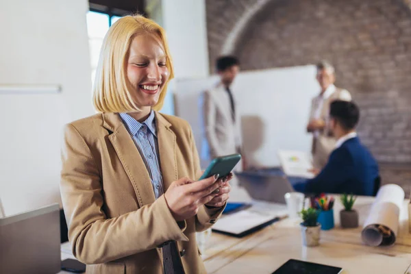 Heureuse Jeune Femme Affaires Utilisant Téléphone Avec Équipe Discutant Projet — Photo