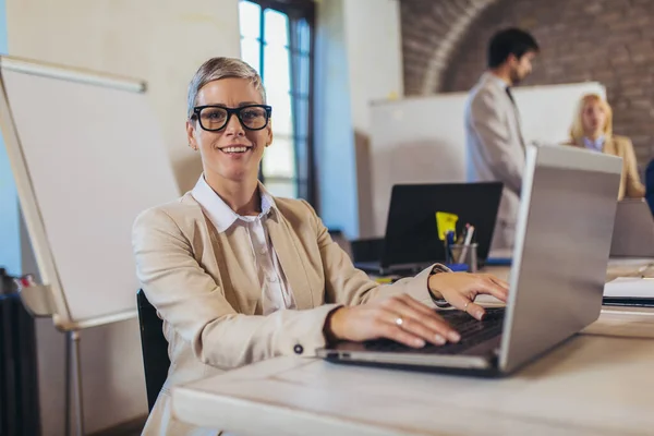 Glad Affärskvinna Med Bärbar Dator Med Laget Diskuterar Projekt Bakgrunden — Stockfoto