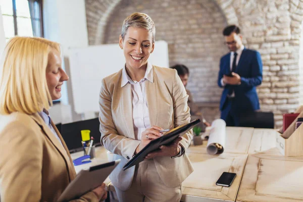 Les Gens Affaires Discutent Nouvelles Idées Réfléchissent Dans Bureau Moderne — Photo