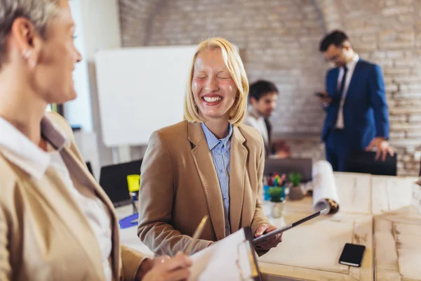 Les Gens Affaires Discutent Nouvelles Idées Réfléchissent Dans Bureau Moderne — Photo