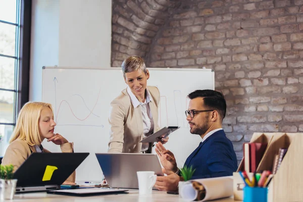 Equipe Negócios Brainstorming Sobre Novas Ideias Quadro Branco Escritório — Fotografia de Stock