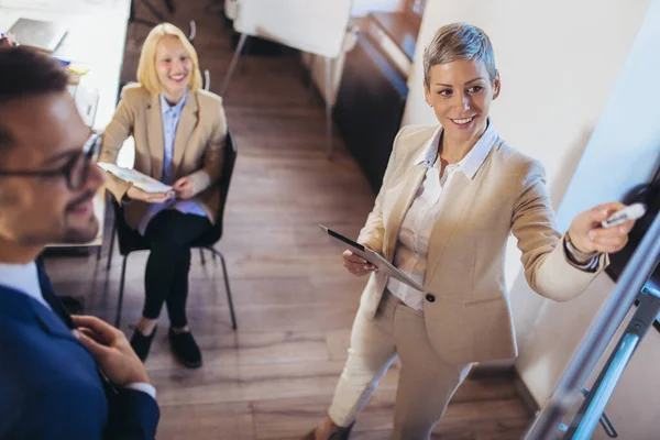 Business Team Brainstorming Nuove Idee Una Lavagna Ufficio — Foto Stock