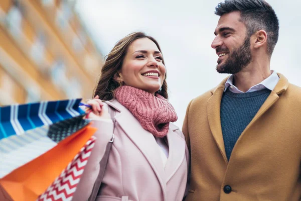 Ritratto Coppia Felice Con Shopping Bags Dopo Shopping Città — Foto Stock