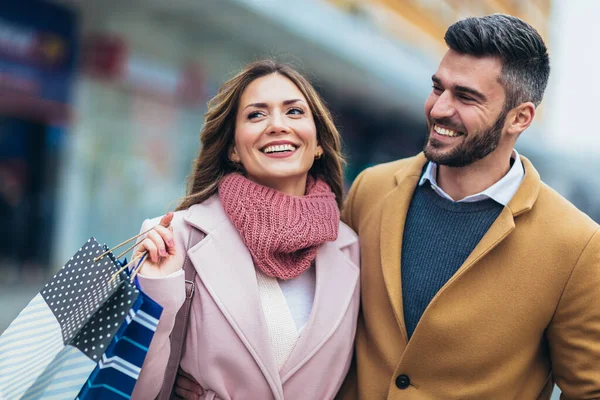 Sorridente Coppia Piedi Dopo Shopping — Foto Stock