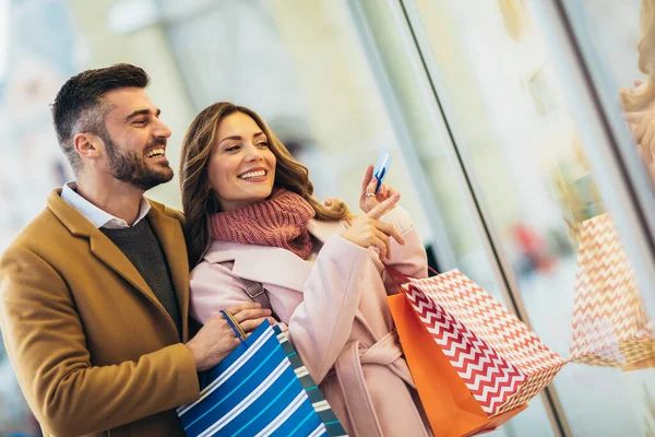 年轻快乐的夫妇在购物后拿着信用卡 — 图库照片