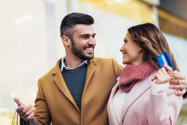 Giovane Coppia Felice Dopo Shopping Possesso Una Carta Credito — Foto Stock