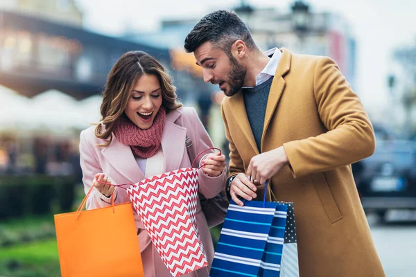 Couple Souriant Marchant Après Shopping Regardant Dans Des Sacs Provisions — Photo