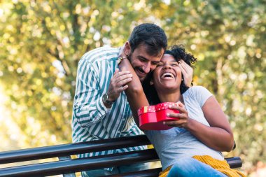 Adam kız arkadaşına Sevgililer günü için bir hediye vermek.