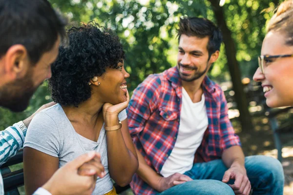 Frau Mit Gehörproblemen Amüsiert Sich Mit Freunden Park — Stockfoto