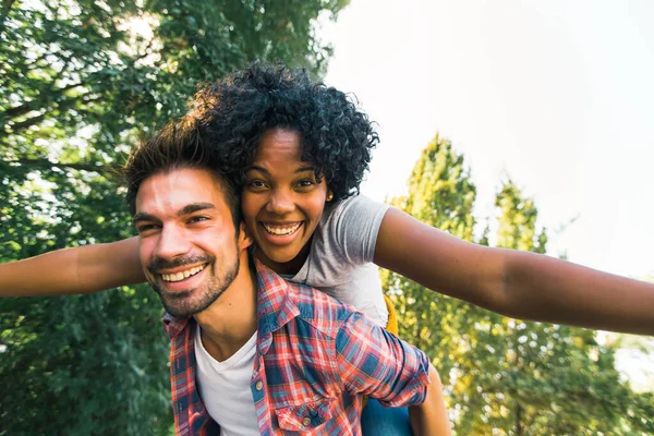 Jovem Coupé Parque Namorado Carregando Sua Namorada Piggyback — Fotografia de Stock