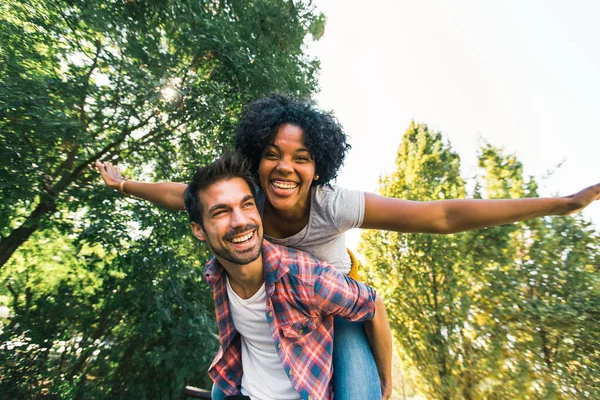 Jovem Coupé Parque Namorado Carregando Sua Namorada Piggyback — Fotografia de Stock