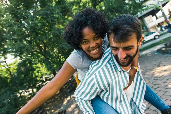 Jovem Coupé Parque Namorado Carregando Sua Namorada Piggyback — Fotografia de Stock